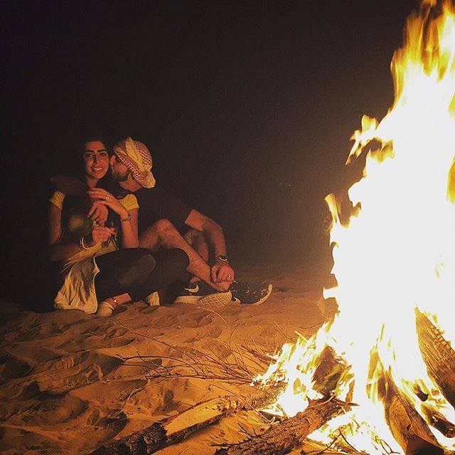 Bức ảnh lãng mạn của Omar với bạn gái trên sa mạc.