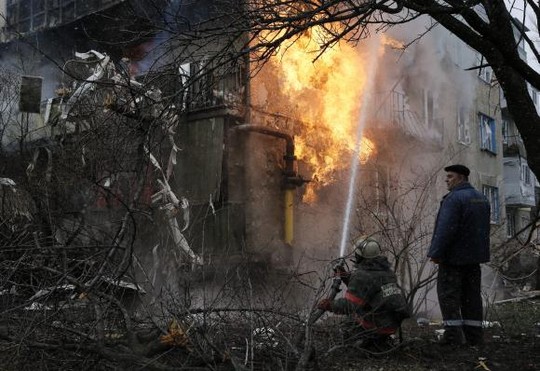Một ngôi nhà ở Donetsk bị trúng pháo kích. Ảnh: Reuters