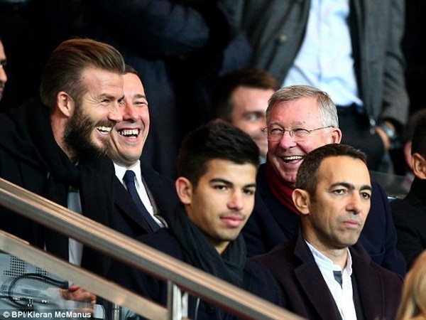 Lạnh nhạt với Roy Keane nhưng Sir Alex Ferguson lại không tiếc thời gian trò chuyện cùng David Beckham, cậu học trò từng bị ông đẩy đi khỏi sân Old Trafford. Cả 2 chăm chú tán gẫu với nhau trên khu VIP của sân Parc des Princes.