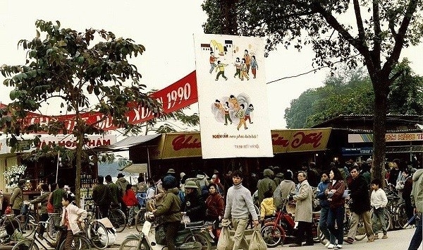 Cảnh chợ Tết mừng xuân ở miền Bắc năm 1990.