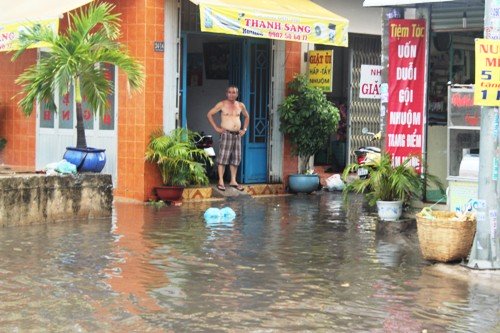 mưa lớn, đường phố Sài Gòn, ngập lênh láng, nước thối