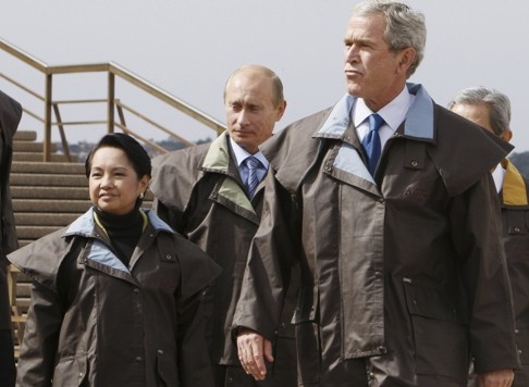 
Tại Sydney, Australia, năm 2007, từ trái qua phải: Tổng thống Philippines Gloria Macapagal Arroyo, Tổng thống Nga Vladimir Putin và Tổng thống Mỹ George W.Bush. (Ảnh: AP)
