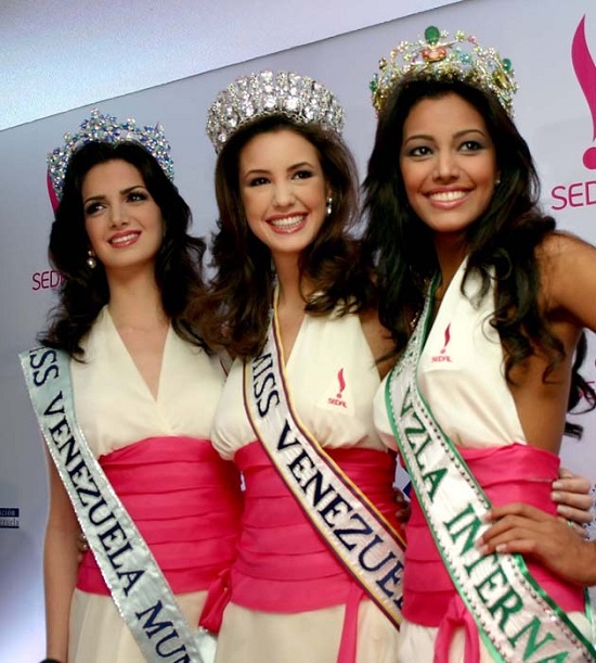 
Ba cô gái kêu gọi Liên Hợp Quốc công nhận Sắc đẹp Venezuela là Di sản Văn hóa Phi vật thể của thế giới.
