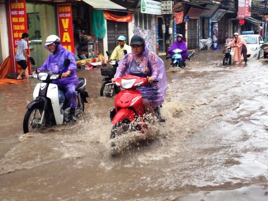 Hà Nội: Mưa lớn, phố lụt lội, hàng loạt xe chết máy