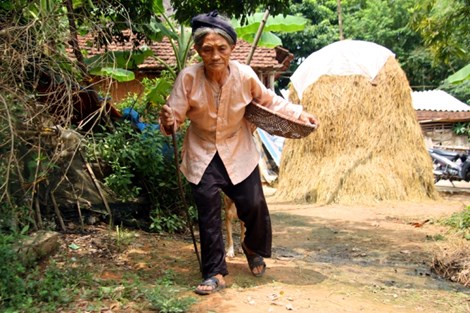 
Cụ Biện kể vài năm trước cụ vẫn mang món đất ngói ra chợ bán, nhiều người còn đến tận nhà để mua về ăn hoặc làm quà. Hồi đó không có kẹo bánh nhiều, người lớn mỗi lần đi chợ lại mua một ít cho trẻ con làm quà.
