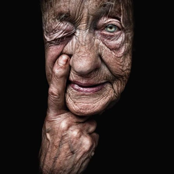 Người phụ nữ lớn tuổi lang thang phía ngoài nhà triển lãm Whitechapel, London, Anh.