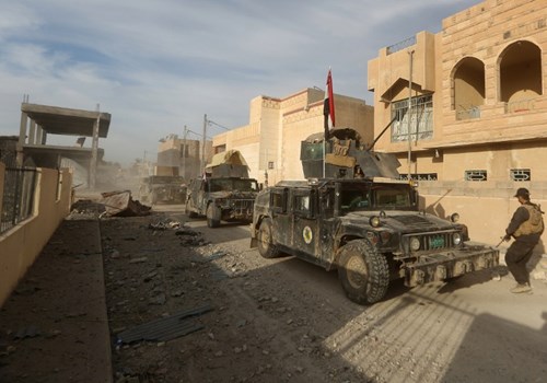 Xe quân sự của lực lượng chính phủ Iraq bên trong thành phố