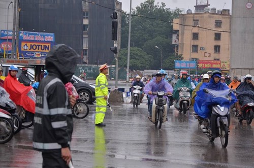 
Lực lượng CSGT, Cảnh sát cơ động được huy động từ 6h sáng để phân làn giao thông.
