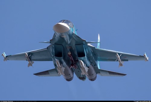 
Máy bay Su-34 có khả năng đạt tốc độ lên đến 1.900 km/h, bán kính chiến đấu là 1.100 km, được trang bị 12 điểm treo vũ khí với tổng khối lượng lên đến 8 tấn.

