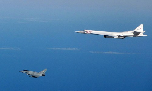 
Tu-160 có thể bay mà không cần tiếp nhiên liệu trong khoảng cách lên tới 14.000 km với tốc độ bay 900 km/giờ.
