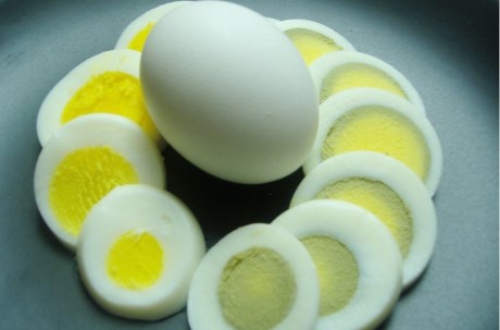 
Chất béo và protein lành mạnh: Trứng có chứa hàm lượng chất béo lành mạnh và protein rất cao. Chất béo lành mạnh giúp bạn cảm thấy no, trong khi protein giúp bạn phát triển cơ bắp. Hơn nữa, trứng có chứa chất chống oxy hóa giúp làm giảm những ảnh hưởng của lão hóa và chống ung thư.
