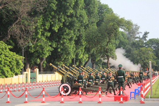 Phát pháo đầu tiên nổ lên khi lễ mít tinh bắt đầu