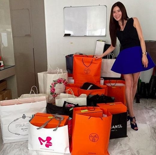 Jamie Chua - cựu tiếp viên hàng không của hãng Singapore Airlines - với những đồ hiệu đắt tiền, những lần shopping ‘không cần nhìn giá’ được cô đăng tải trên Instagram khiến nhiều người, đặc biệt là phụ nữ ao ước.