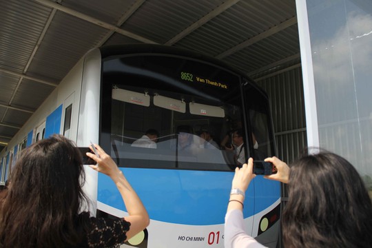 Mô hình đầu tàu metro tuyến số 1 (Bến Thành - Suối Tiên) với phần đầu máy được bo tròn về phía dưới, có màu xanh da trờ