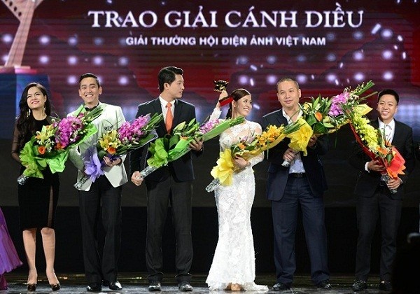 Hoàng Thùy Linh cùng đoàn làm phim “Thần tượng” trong lễ trao giải Cánh diều vàng 2014.