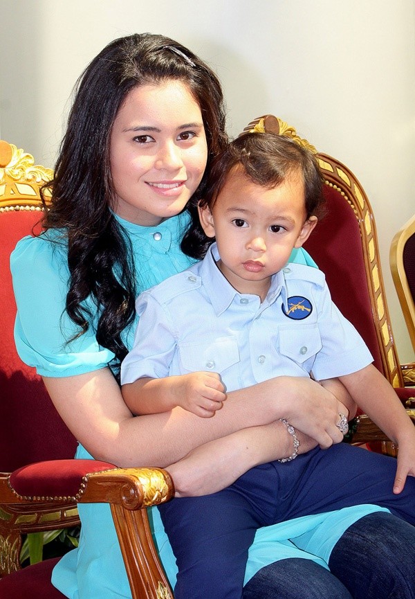 Sau khi kết hôn cùng Thái tử Al-Muhtadee Billah, vào năm 2007, Pengiran Anak Sarah đã hạ sinh con trai đầu lòng và sau đó vào năm 2011, cặp đôi tiếp tục chào đón người con thứ 2 là 1 cô công chúa xinh xắn.