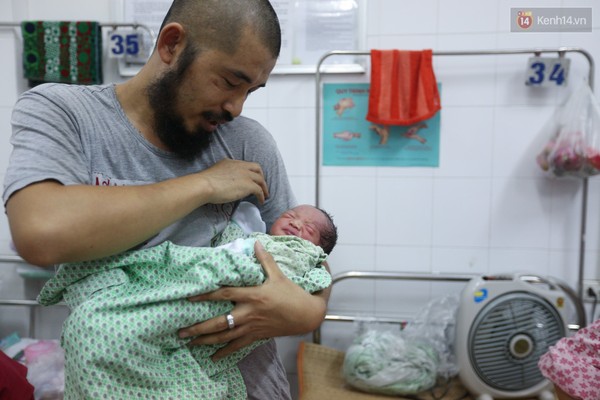 Người đàn ông này hạnh phúc chào đón đứa con ra đời trong ngày bệnh viện mất nước. Ảnh: Doãn Tuấn