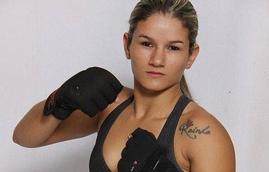 Cô Monique Bastos là võ sĩ chuyên nghiệp có thành tích 6 trận thắng tại giải đấu MMA. Ảnh: Telegraph