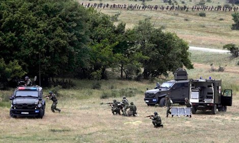 Quân đội Bulgaria tham gia vào một cuộc tập trận quân sự với Mỹ tại thị trấn Mokren (ảnh: EPA)