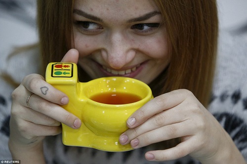 
Người phụ nữ này đang vui vẻ uống tách trà nước tiểu của mình ở quán Cà Phê Điên.
