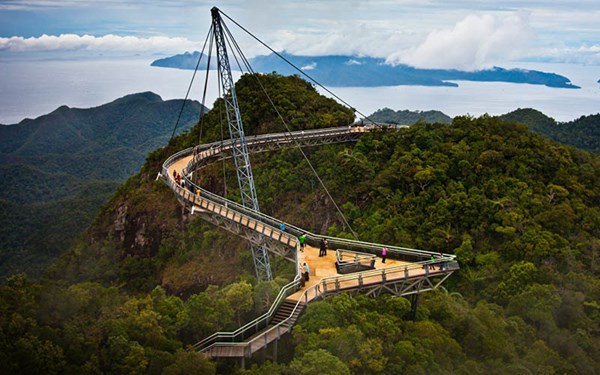 Cầu Langkawi Sky là một cầu dây văng cho người đi bộ ở Malaysia. Mặt cầu nằm ở độ cao 660m so với mực nước biển. (ảnh: Flickr).