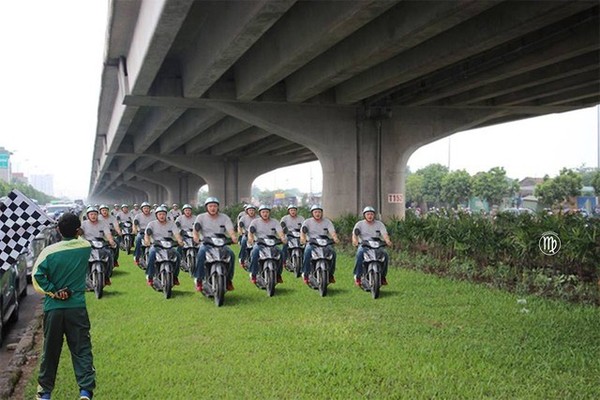 Bãi cỏ biến thành đường đua xe máy.