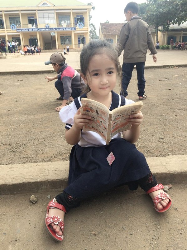 Cô bé tiểu học ở Đăk Lăk gây sốt với bức ảnh ngồi đọc truyện ở sân trường 5