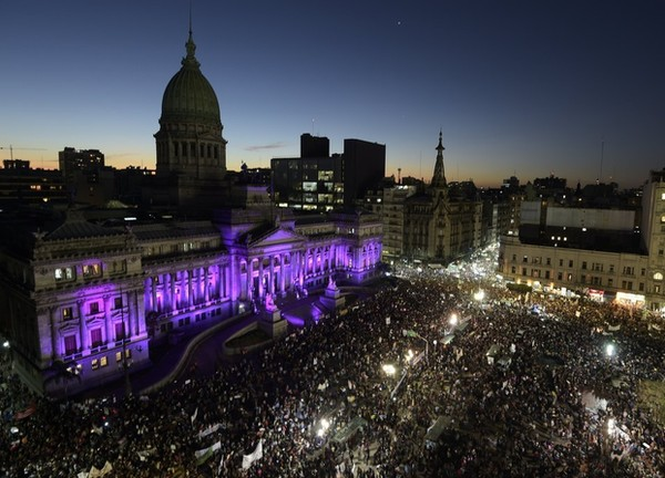 Khoảng 200.000 người Argentina đã cùng nhau kêu gọi chính phủ có những biện pháp cứng rắn và kịp thời nhằm bảo vệ phụ nữ.