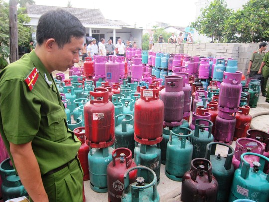 Hàng trăm bình gas chưa sử dụng được di dời ra khỏi hiện trường