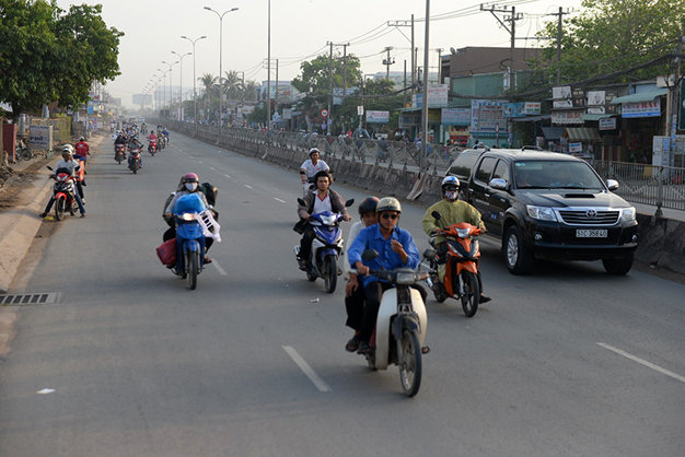Quốc lộ 1A đoạn đi qua địa bàn huyện Bình Chánh, TP.HCM thông thoáng trong ngày đầu ra cấm xe ô tô có tải trọng trên 5 tấn đi vào - Ảnh: Hữu Khoa