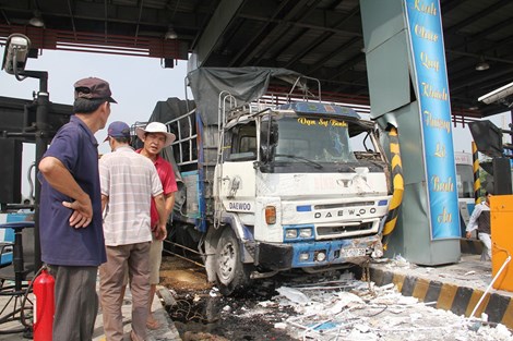 
 Vụ tai nạn khiến hai người bị thương nặng.
