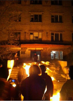 Khu ký túc xá của quân nhân Ukraine bị bao vây. Ảnh: Twitter