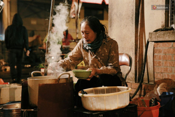 Khói nghi ngút bên một quán bún riêu ở chợ Đồng Xuân.