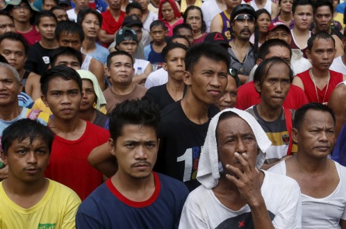 Fans Philippines hồi hộp chờ đợi công bố kết quả... Ảnh: Reuters