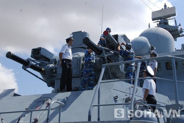 Lắp đặt tên lửa Sosna-R lên hệ thống Palma của tàu hộ vệ tên lửa Đinh Tiên Hoàng của Hải quân Nhân dân Việt Nam. Ảnh: Trọng Thiết