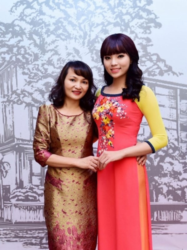 Những bà mẹ trẻ trung bất ngờ của sao Việt