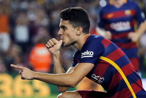 Trung vệ Marc Bartra mở tỉ số cho đội chủ nhà Barcelona