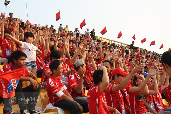 Ngộ nghĩnh hình ảnh cô bé dễ thương thi hát... karaoke trên khán đài V-League 5