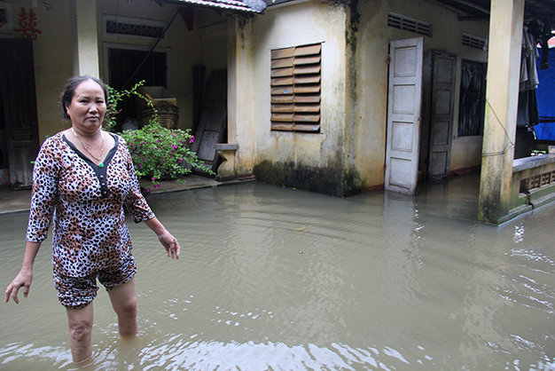 Nhà bà Phạm Thị Tha ở phường Nghĩa Chánh, TP. Quảng Ngãi đang bị nước đe dọa - Ảnh: Trần Mai
