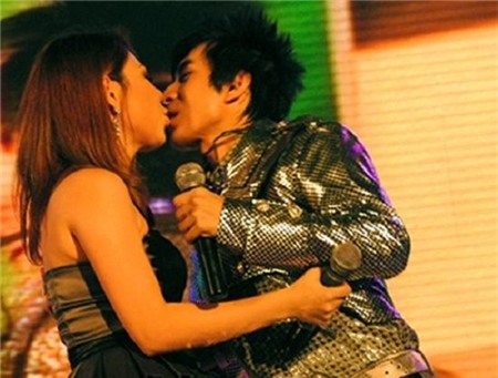 Những nụ hôn gây choáng trên sân khấu nhạc Việt