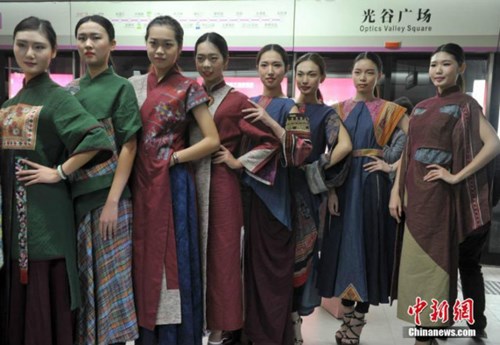 
Hồi tháng 10/2012, một thiếu nữ trên một chuyến tàu điện ngầm ở Thượng Hải khiến mọi người “tròn mắt” với màn trình diễn siêu độc. Được biết, cô gái mặc bộ đồ vũ công kỳ lạ, vắt chân lên phần xà của tàu và sau đó hồn nhiên chơi iPad khoảng 1 tiếng đồng hồ trong sự ngỡ ngàng của mọi người. 
