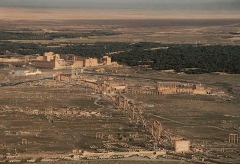 
Thành cổ Palmyra, nơi được UNESCO công nhận là di sản thế giới, đã bị nhóm Hồi giáo cực đoan IS chiếm giữ từ tháng 5/2015 và bị chúng gần như san phẳng.
