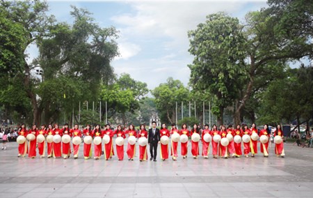 Nu sinh mac ao dai co do sao vang chup anh ky yeu