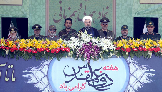 Trong phát biểu được truyền hình trực tiếp, ông Rouhani (giữa) nhấn mạnh các nước Trung Đông không nên đặt mọi hy vọng vào việc phương Tây trở thành “người bảo vệ”.
