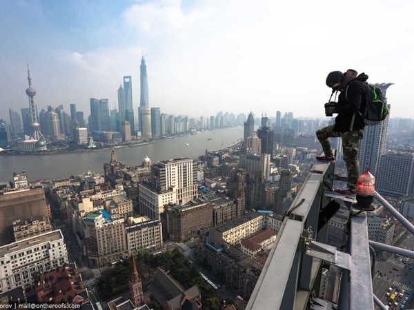 Toàn cảnh Bến Thượng Hải từ trên biển quảng cáo được đặt trên nóc một tòa nhà chọc trời.