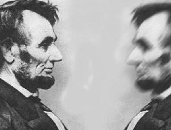 
Lincoln và gặp bản sao của mình. 
