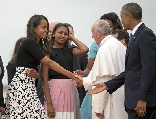 Cả gia đình Tổng thống Obama đón tiếp Giáo hoàng Francis. Ảnh: AP