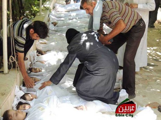 Những nạn nhân trẻ em thiệt mạng trong vụ tấn công bằng khí độc ở ngoại ô Damascus tháng 8-2013. Ảnh: AP