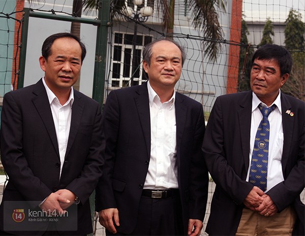 Khi buổi tập đang diễn ra sôi nổi, thì có sự xuất hiện của Thứ Trưởng Bộ VH,TT,DL - Lê Khánh Hải (bìa trái) và Tổng cục trưởng tổng cục TDTT Vương Bích Thắng (giữa) cùng lãnh đạo VFF.