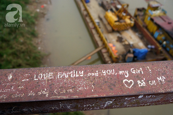 
Không chỉ tình yêu đôi lứa, những lời tỏ tình với gia đình cũng được hồn nhiên ghi khắc trên thành cầu Long Biên
